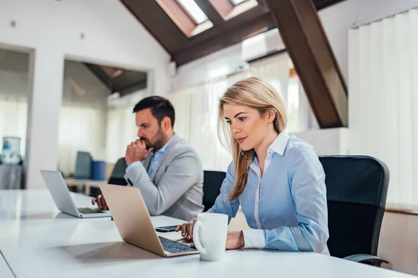 Dos Empresarios Que Trabajan Ordenadores Portátiles Brillante Oficina Coworking —  Fotos de Stock