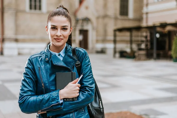 Retrato Bela Jovem Morena Sorrindo Com Mochila Caderno Caneta — Fotografia de Stock