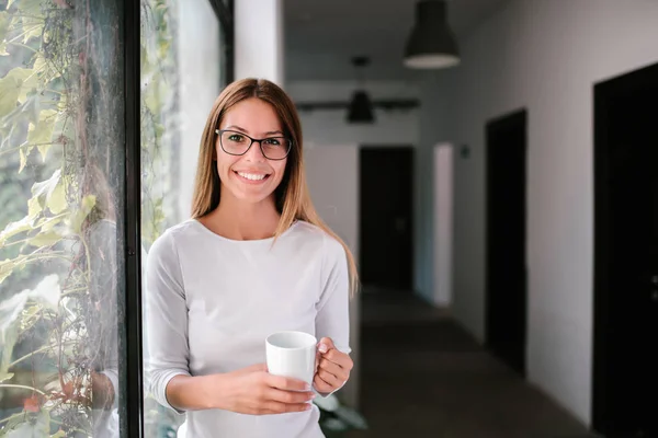 Portrait Jeune Femme Souriante Avec Une Tasse Intérieur — Photo