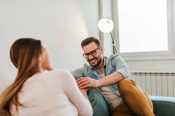 Pareja Riendo Casa — Foto de Stock