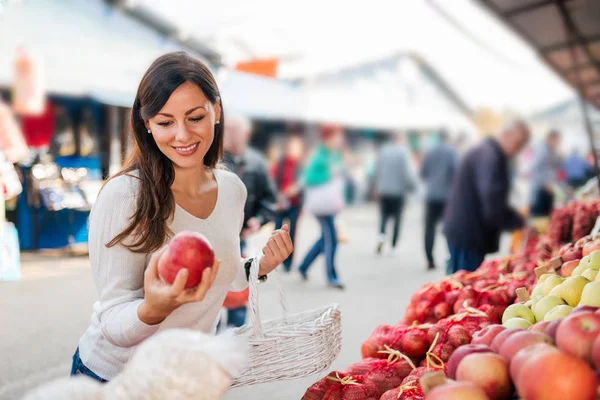 Portrait Smiling Woman Buying Outdoor Food Market — Stock Photo, Image