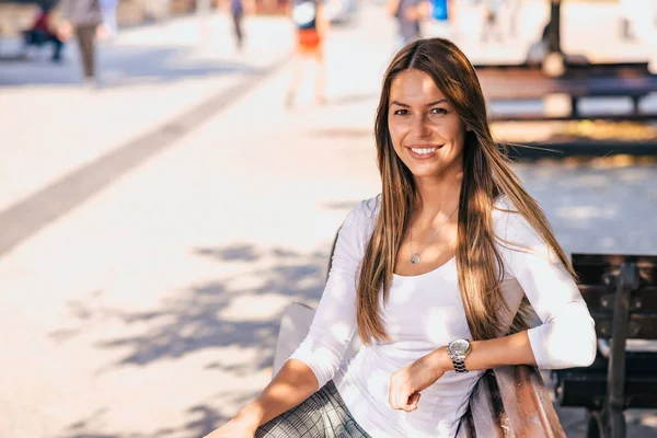 Retrato Aire Libre Una Chica Casual Sonriente Sentada Banco Mirando —  Fotos de Stock