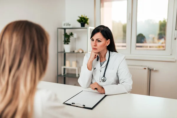 Médico Femenino Serio Escuchando Paciente — Foto de Stock