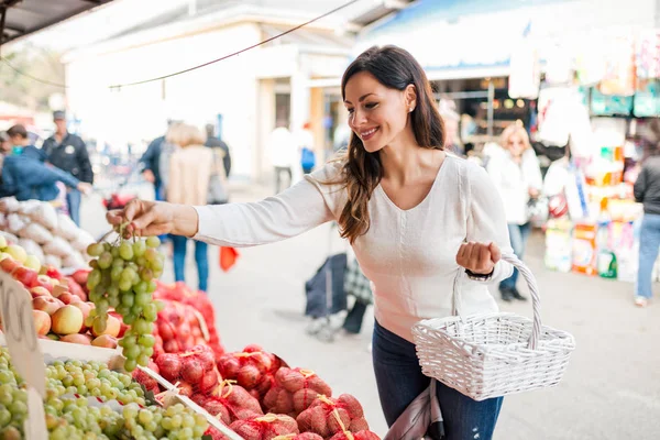 Beautiful Young Woman Buying Grapes Local Food Market — Stock Photo, Image