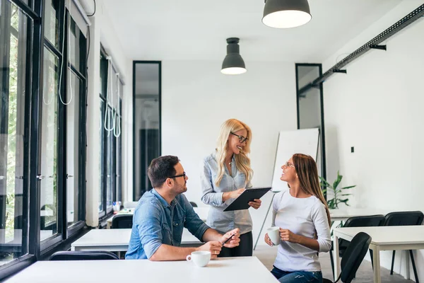 Mooie Jonge Mensen Moderne Naaiatelier Kantoor Een Klaslokaal — Stockfoto