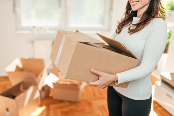 Mudar Imagem Close Pessoa Feminina Transportando Caixa Papelão — Fotografia de Stock