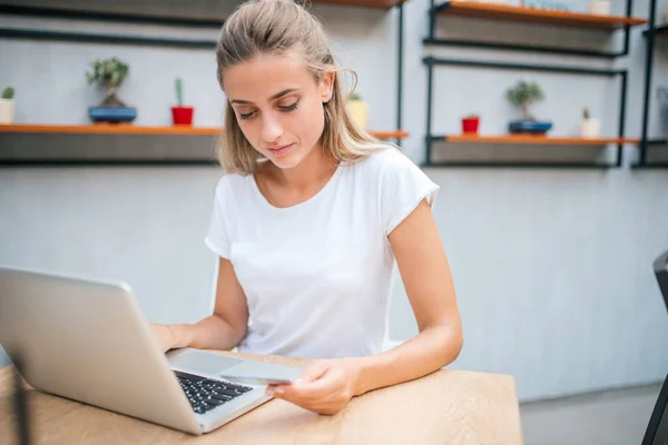 Chica Usando Ordenador Portátil Tarjeta Crédito — Foto de Stock