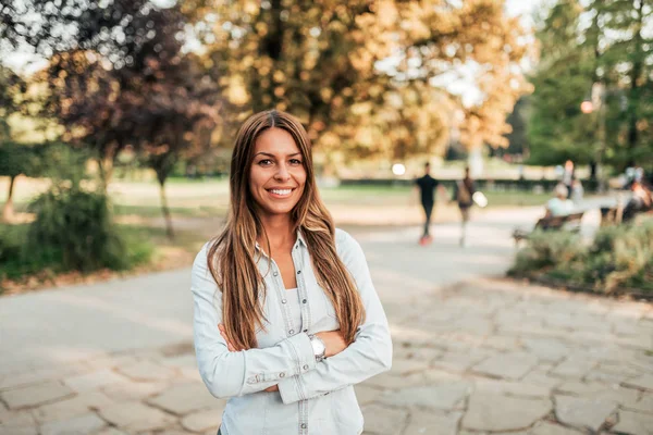 Portrait Attractive Young Woman Park — Stock Photo, Image