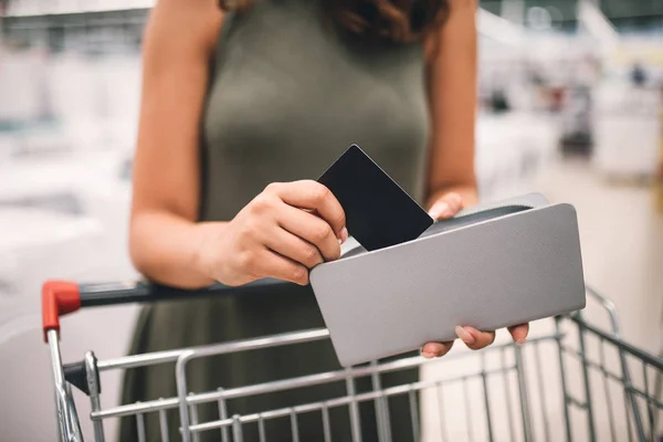 Handle Detaljhandelskonsept Kvinnen Butikken Tar Kredittkort Fra Lommeboka – stockfoto