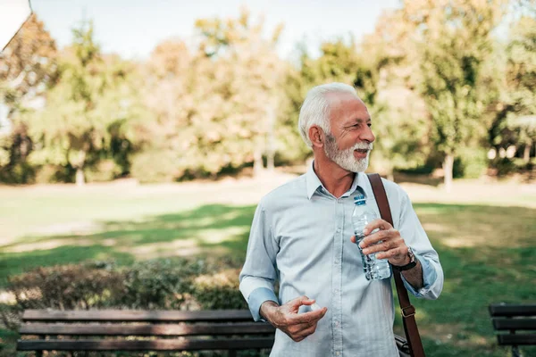 Su şişesi holding park, yürüme zarif komuta sizde.