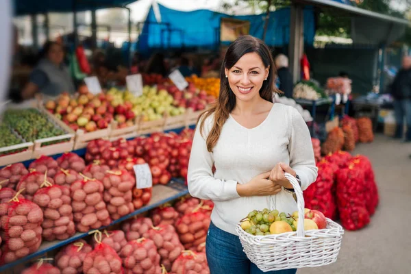 Retrato Uma Bela Jovem Mulher Mercado Agricultores — Fotografia de Stock