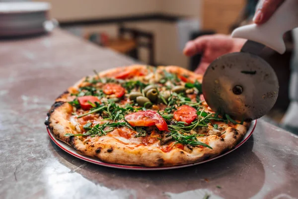 Pizza Van Chef Kok Snijden Plakjes Close — Stockfoto