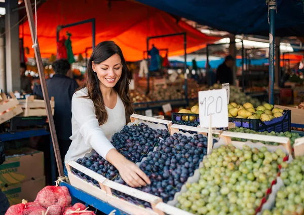 Portrait Smiling Woman Buying Grapes Street Market — Stock Photo, Image