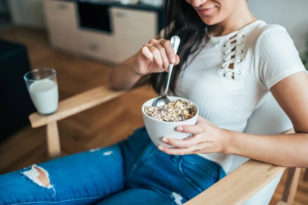 Joven Mujer Sosteniendo Tazón Cereal Desayunando — Foto de Stock