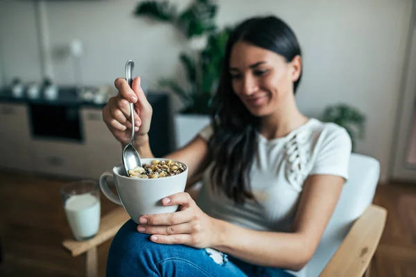Mujer Joven Desayunando Sano Casa Concéntrate Primer Plano Tazón Cereales — Foto de Stock