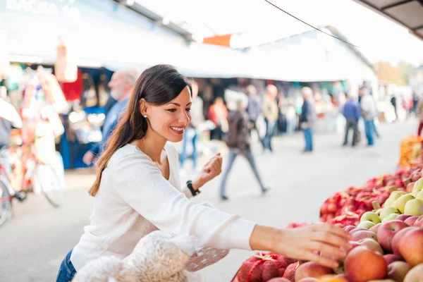 Приваблива Усміхнена Жінка Купує Продукти Ринку — стокове фото