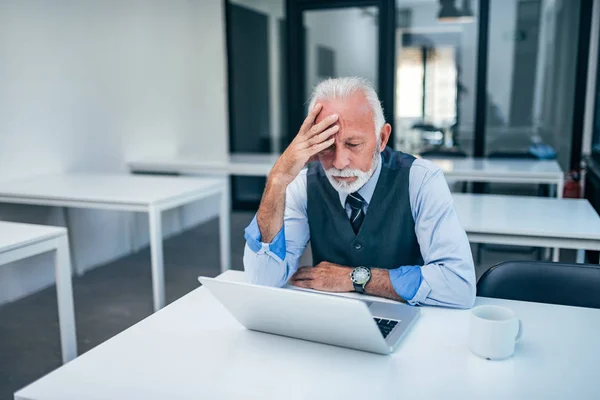 Hombre Negocios Mayor Preocupado Mirando Computadora Portátil —  Fotos de Stock