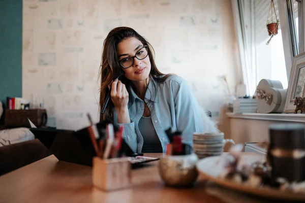 Preciosa Mujer Haciendo Maquillaje —  Fotos de Stock