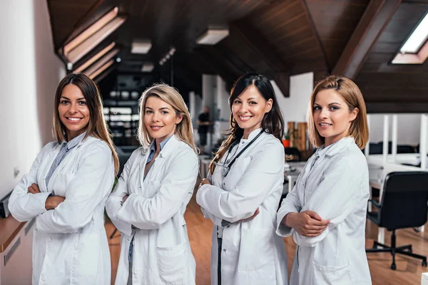 Gruppenporträt Eines Schönen Weiblichen Ärzteteams — Stockfoto