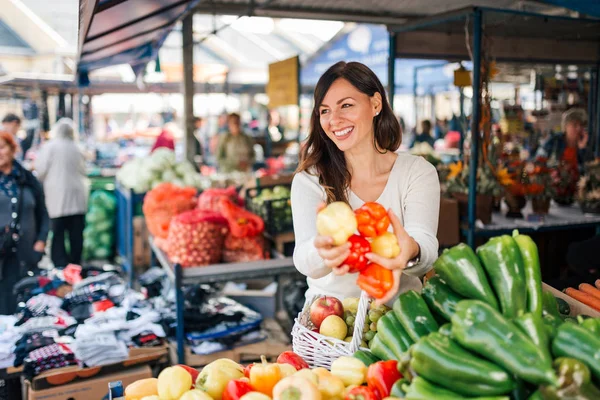 Glimlachend Jonge Vrouw Kopen Verse Groenten — Stockfoto