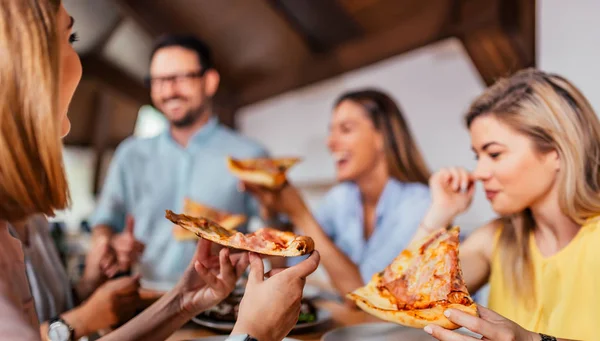 Крупный План Друзья Едят Пиццу — стоковое фото