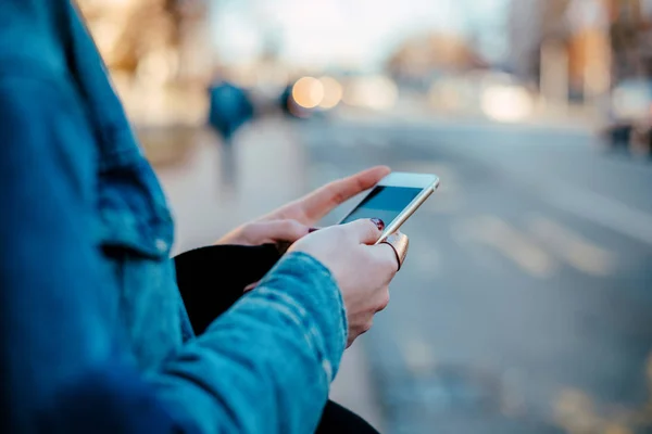 Close Van Vrouw Van Het Tekstoverseinen Slimme Telefoon Stad — Stockfoto