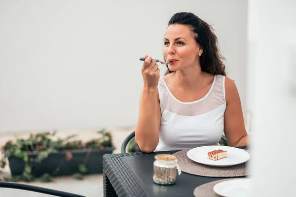 Joven Mujer Disfrutando Pedazo Pastel — Foto de Stock