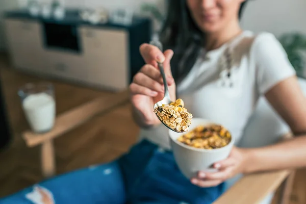 Imagen Cerca Una Mujer Sosteniendo Tazón Cereal Una Cuchara Concéntrate — Foto de Stock