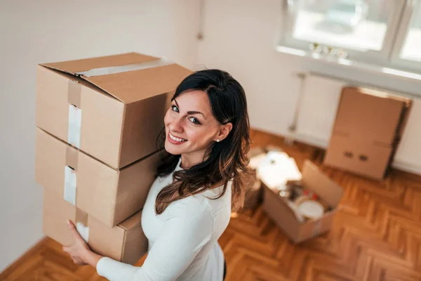 Jovem Feliz Mudando Para Novo Apartamento Olhando Para Câmera — Fotografia de Stock