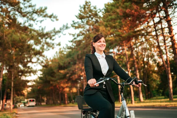Mujer Ciclismo Para Trabajar Sobre Las Hojas Suelo —  Fotos de Stock
