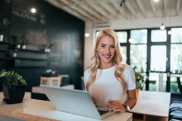 Portrait Femme Affaires Prospère Dans Bureau Moderne — Photo