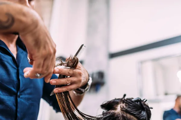 Profesjonalny Salon Fryzjerski Męski Cięcia Włosów Klientek Szczelnie Góry — Zdjęcie stockowe