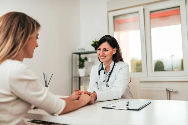 Vänliga Kvinnliga Läkare Jublande Och Stödja Patienten — Stockfoto