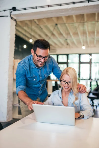 Sonrientes Jóvenes Colegas Trabajando Juntos Una Oficina Moderna Luminosa — Foto de Stock