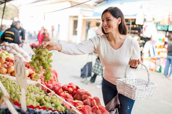 Healthy Eating Concept Young Woman Buying Grapes — Stock Photo, Image