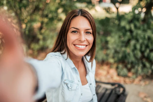 Beautiful Girl Taking Selfie Park — Stock Photo, Image