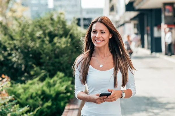Beautiful Young Woman Walking City Holding Mobile Phone — Stock Photo, Image