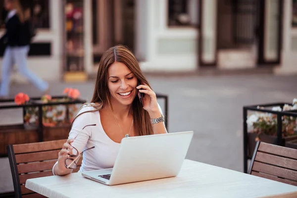 Gelegenheitsunternehmerin Telefoniert Und Schaut Einem Café Freien Auf Den Laptop — Stockfoto