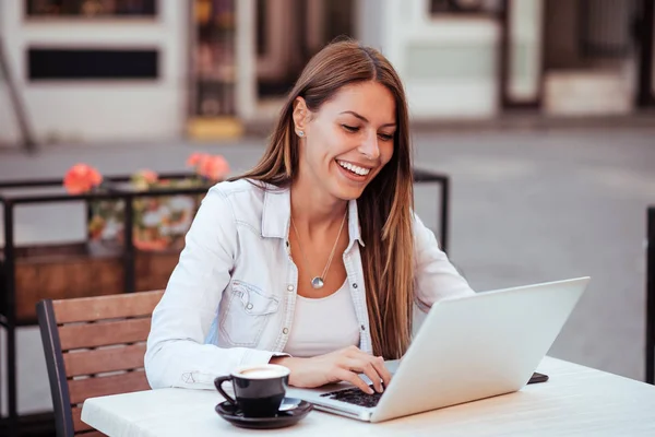 Happy Attractive Woman Using Laptop Outdoors Cafe — Stock Photo, Image