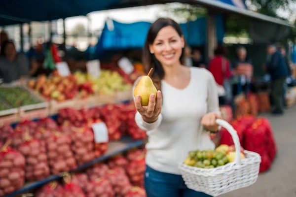 Young Smiling Woman Farmers Market Holding Pear Hand Looking Camera — Stock Photo, Image