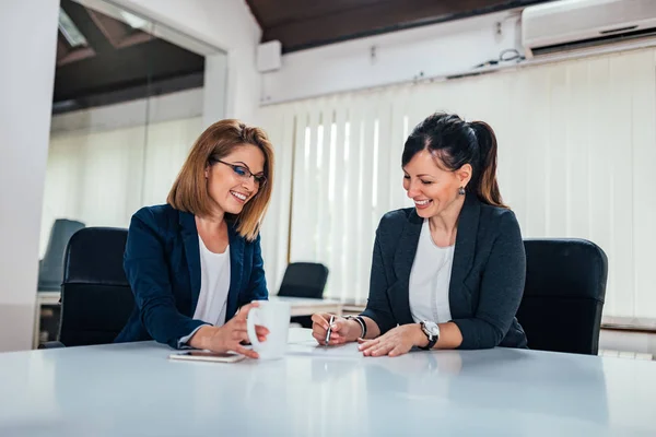 Duas Mulheres Negócios Alegres Trabalhando Mesa Conferência — Fotografia de Stock