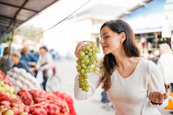 Młoda Kobieta Zakupu Świeżych Winogron Rynku — Zdjęcie stockowe