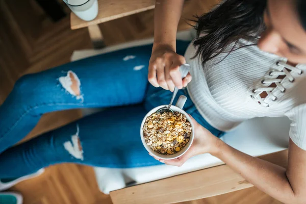 Vista Superior Mujer Joven Comiendo Desayuno Saludable — Foto de Stock