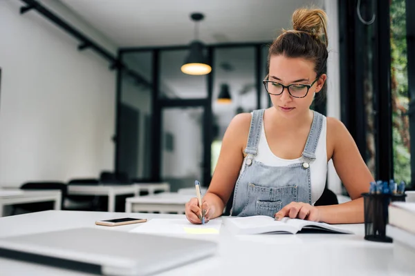 Porträtt Leende Millenial Flicka Att Göra Anteckningar Från Lärobok — Stockfoto