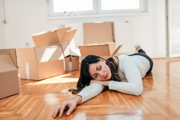 Jovem Cochilando Chão Enquanto Muda Para Uma Nova Casa — Fotografia de Stock