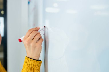 İş, insanlar, fikirler ve eğitim kavramı. Beyaz tahta üzerinde yazma kadın kişi.