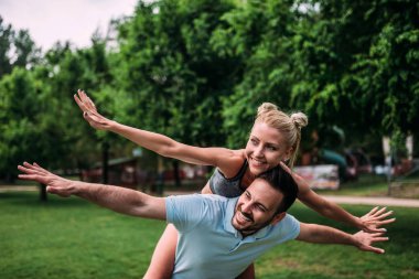 Mutlu genç çift parkta eğleniyor.