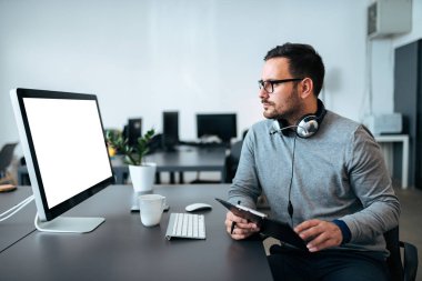 Proje sonuçlarının işyerinde pc ekranda kontrol veri rapor analiz Satış Pazarlama Müdürü.