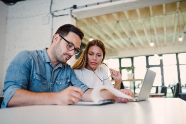İki genç iş arkadaşları çalışma. Kopya alanı.