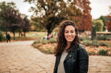 Güzel genç öğrenci parkta Sonbahar sezonu zevk.